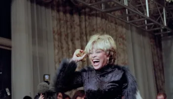 Një rol i pazakontë që Tina Turner mezi e pranoi u bë një pikë kthese në karrierën e saj