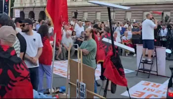 ‘Nuk heq dorë’/ Dritan Goxhaj i bashkohet protestës, qëndron pas podiumit të fjalimeve