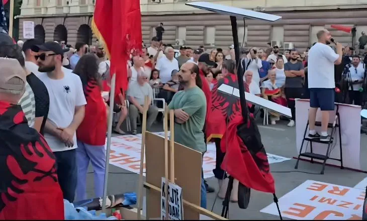 ‘Nuk heq dorë’/ Dritan Goxhaj i bashkohet protestës, qëndron pas podiumit të fjalimeve