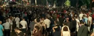Nuk i pengon stuhia e shiut/ Protestuesit nisin marshimin në rrugët e Tiranës: Edi Rama jep dorëheqjen