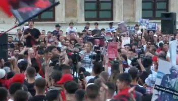 ‘Nuk ikim nga këtu pa të larguar ty’, protestuesja – Ramës: The se po prishim turizmin, por po na njeh gjithë bota