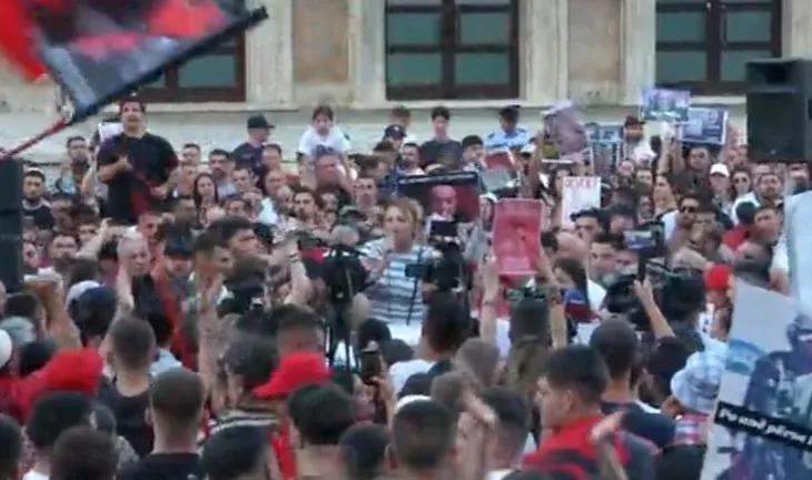 ‘Nuk ikim nga këtu pa të larguar ty’, protestuesja – Ramës: The se po prishim turizmin, por po na njeh gjithë bota