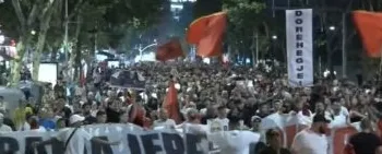 “Nuk ka bisedime, Rama jep dorëheqjen”/ Protestuesit nuk ndalen, marshim kilometrik në rrugët e Kryeqytetit