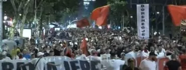 “Nuk ka bisedime, Rama jep dorëheqjen”/ Protestuesit nuk ndalen, marshim kilometrik në rrugët e Kryeqytetit