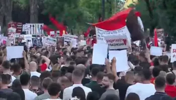 “Nuk ka rrugë të mesme”/ Qytetari në podiumin, para Kryeministrisë: Edi Rama është diktator