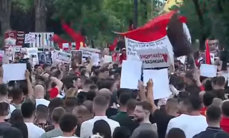 “Nuk ka rrugë të mesme”/ Qytetari në podiumin, para Kryeministrisë: Edi Rama është diktator