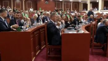 Nuk kanë deputetët për të miratuar projektligjet, mazhoranca shtyn seancën për në orën 18:30 për votimin