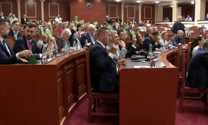 Nuk kanë deputetët për të miratuar projektligjet, mazhoranca shtyn seancën për në orën 18:30 për votimin