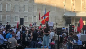 ‘Nuk ndalemi’, njoftimi i protestueses para Kryeministrisë: Të shtunën mblidhemi në Vlorë dhe Tiranë