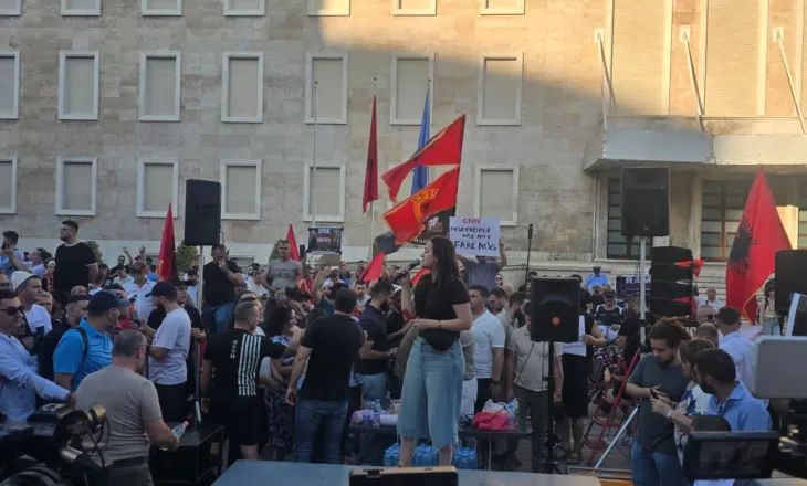 ‘Nuk ndalemi’, njoftimi i protestueses para Kryeministrisë: Të shtunën mblidhemi në Vlorë dhe Tiranë