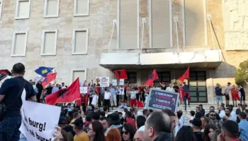 Nuk respektuan orarin dhe perimetrin e tubimit, procedohen 16 protestues