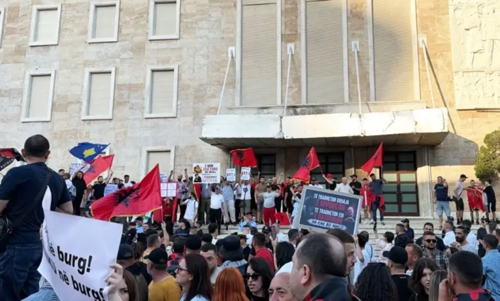Nuk respektuan orarin dhe perimetrin e tubimit, procedohen 16 protestues