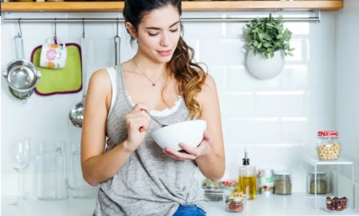 Nutricionistja zbulon mëngjesin që zvogëlon urinë dhe parandalon ngrënien e ushqimeve të lehta