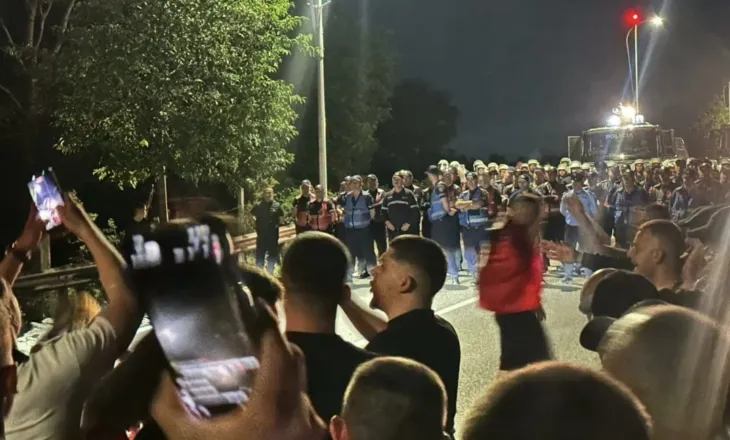 Nxitën qytetarët për të bllokuar rrugën drejt aeroportit, procedohen 19 protestues