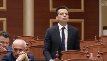 “O Bido si e katandis veten kështu?” Drejtuesja e Kuvendit i tërheq vërejtje Shehajt: Këtu s’ka as palaço as legena. Nëse njeh njeri për të tillë, shko dhe kërkoje në vend tjetër