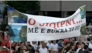 “O bijtë e nënës Shqipe, sa shumë jeni”/ Shqiptarët njëzëri: Bashkë deri sa të shkatërrohet kjo diktaturë