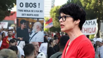 “O bos, t’rre menja se u ka bo deti Marta Kos!”/ Protestuesit i përgjigjen nga bulevardi