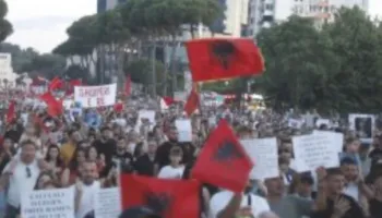 O Erion o legen, prite Ramën se po vjen! Pas 2 orëve protestë para kryeministrisë, marshim në rrugët e Tiranës