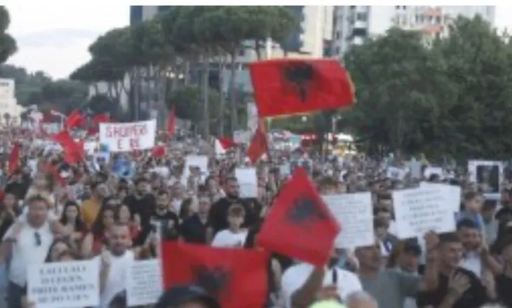 O Erion o legen, prite Ramën se po vjen! Pas 2 orëve protestë para kryeministrisë, marshim në rrugët e Tiranës