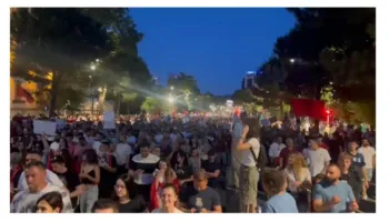 ‘O Erion o legen, prite Ramën se po vjen’/ Protestuesit nisin marshimin në rrugët e Tiranës