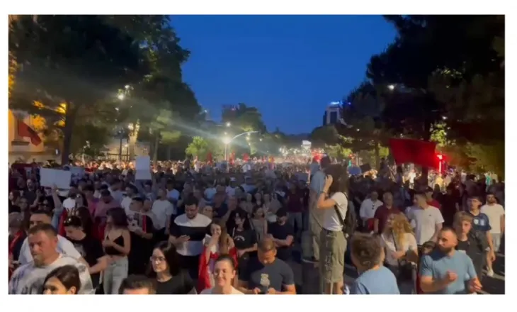‘O Erion o legen, prite Ramën se po vjen’/ Protestuesit nisin marshimin në rrugët e Tiranës
