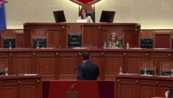“O Klodi ku je këtu ti mo, që më ndërpret fjalën”, Balliu përplaset me zv.kryetaren e Kuvendit: Me ç’të drejtë më ndërpret fjalën? Spahiu: Nuk mund të flasësh për…