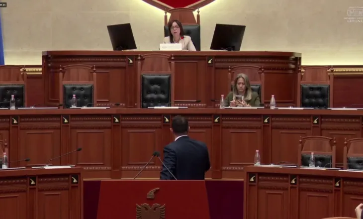 “O Klodi ku je këtu ti mo, që më ndërpret fjalën”, Balliu përplaset me zv.kryetaren e Kuvendit: Me ç’të drejtë më ndërpret fjalën? Spahiu: Nuk mund të flasësh për…