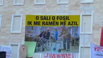 ‘O Sali o fosil ik me Ramën në azil’, pankartat ‘hit’ në protestën në Tiranë! Qytetarët shfrenojnë imagjinatën