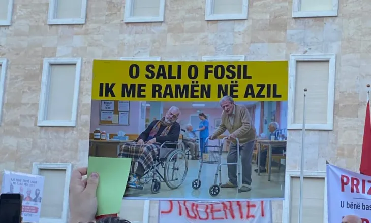 ‘O Sali o fosil ik me Ramën në azil’, pankartat ‘hit’ në protestën në Tiranë! Qytetarët shfrenojnë imagjinatën
