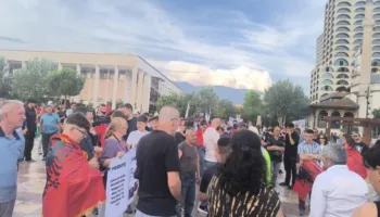 “O sot o kurrë”/ Protesta e 12-të, shqiptarët kërkojnë dorëheqjen e Ramës, nis organizimi në sheshin “Skënderbej”