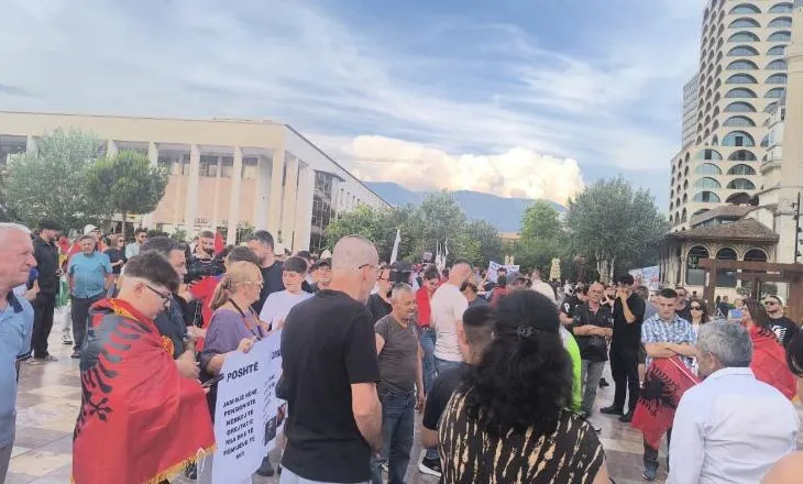 “O sot o kurrë”/ Protesta e 12-të, shqiptarët kërkojnë dorëheqjen e Ramës, nis organizimi në sheshin “Skënderbej”