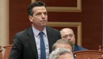 Ofendoi ministrin Malaj, Byroja e Kuvendit lë në fuqi përjashtimin e Agron Shehajt nga parlamenti për 30 ditë