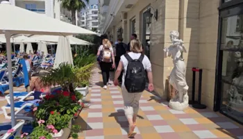 Operatorët turistikë në protestë, paralajmërojnë pasoja nëse protestat kundër investimit në Zvernec vijojnë gjatë verës