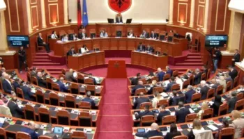 Opozita bojkoton seancën e Kuvendit, mazhoranca miraton në parim amnistinë