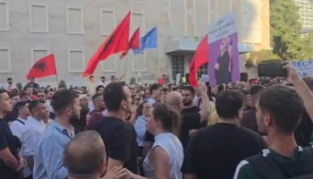 “Opozitë e shitur! Berisha në burg”/ Thirrjet shqetësojnë militantët e PD, përplasje verbale në protestën e Zvërnecit