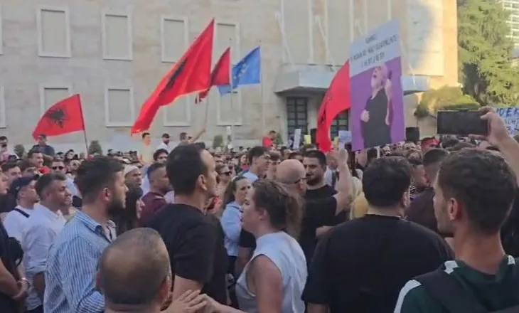 “Opozitë e shitur! Berisha në burg”/ Thirrjet shqetësojnë militantët e PD, përplasje verbale në protestën e Zvërnecit