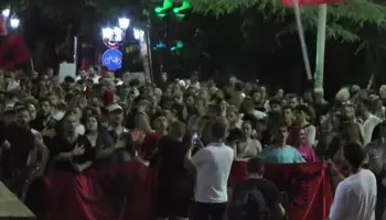 ‘Opozitë e shitur’! Protestuesit ndalen para selisë së PD-së, kërkojnë largimin e Sali Berishës