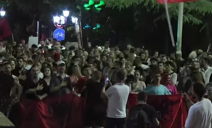 ‘Opozitë e shitur’! Protestuesit ndalen para selisë së PD-së, kërkojnë largimin e Sali Berishës