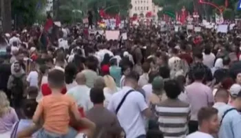 “Opozitë e shitur”, “Rama në burg, Berisha në burg”/ Thirrjet e protestuesve para Kryeministrisë, qytetarët ironizojnë