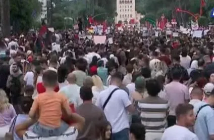 “Opozitë e shitur”, “Rama në burg, Berisha në burg”/ Thirrjet e protestuesve para Kryeministrisë, qytetarët ironizojnë