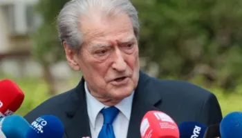 “Opozitë e shitur”/ Thirrjet e protestuesve para selisë së PD, reagon Berisha: Tipa të stisur, mjerim i politikës