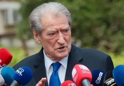 “Opozitë e shitur”/ Thirrjet e protestuesve para selisë së PD, reagon Berisha: Tipa të stisur, mjerim i politikës