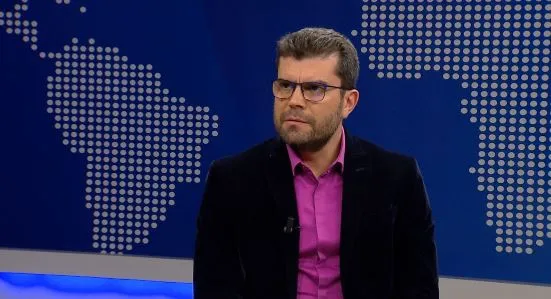 “Pakënaqësia është e gjerë”/ Hasimja: Opozita duhet të reflektojë në Kuvend mesazhin që vjen nga sheshi