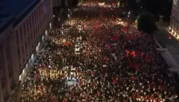 Pamje mbresëlënëse me dron! Tirana nuk mban më, mbi 150 mijë qytetarë në Bulevard për dorëheqjen e Ramës