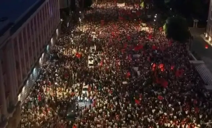 Pamje mbresëlënëse me dron! Tirana nuk mban më, mbi 150 mijë qytetarë në Bulevard për dorëheqjen e Ramës