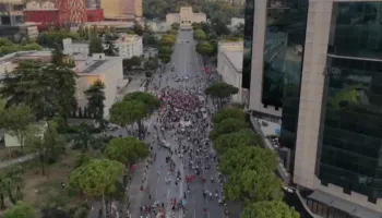 PAMJE NGA DRONI! Protesta e 23 kundër qeverisë, ja pjesëmarrja në bulevard (VIDEO)