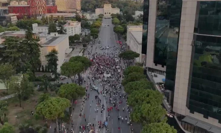 PAMJE NGA DRONI! Protesta e 23 kundër qeverisë, ja pjesëmarrja në bulevard (VIDEO)