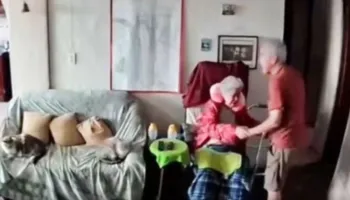 Pamje që prekin zemrat! I moshuari i qëndron pranë partneres, nuk ia lëshon dorën gjatë tërmetit