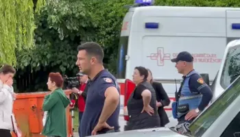 Pamje rrëqethëse, polici i plagosur niset me helikopter te Trauma, kolegu në krye të detyrës “mbytet” në lot, pranë tij edhe familjarët e 36-vjeçarit