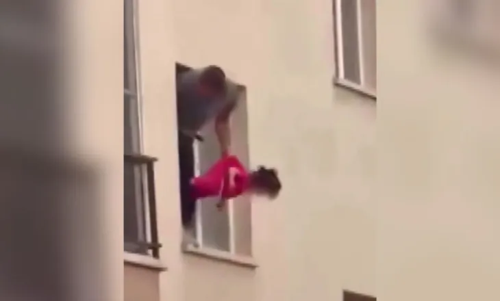 Pamje tronditëse në Ankara, babai var në dritare vajzën e tij 3 vjeçare, e kërcënon me thikë në dorë